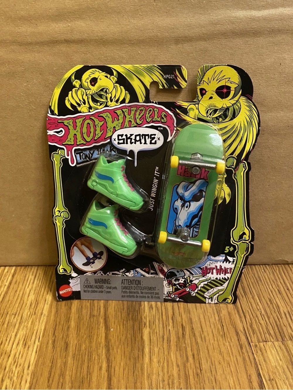 Hot Wheels Tony Hawk Just Wingin' It Hawk Finger Skateboard Neon Green.